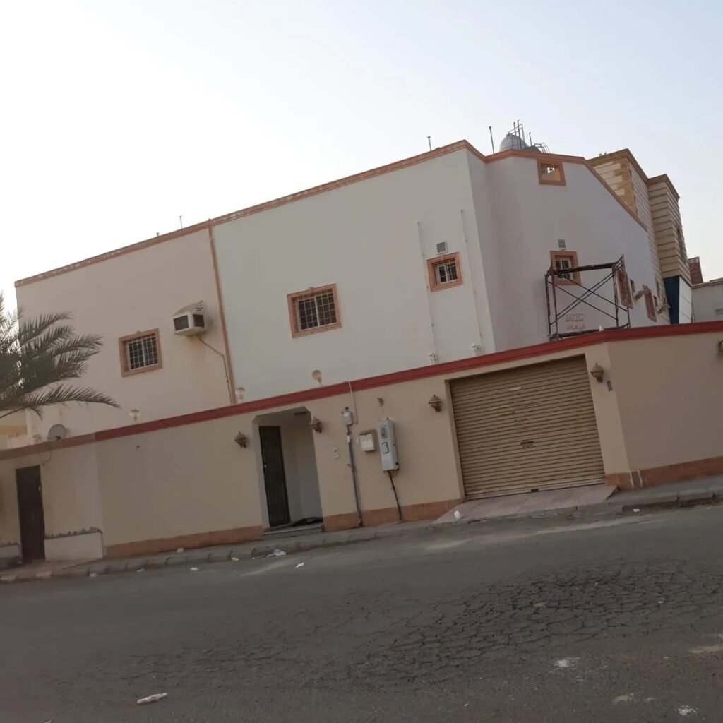 تشطيب دهانات واجهات وأسوار منزلية خارجية بالرياض باللون البيج مع تحديدات باللون العنابي
